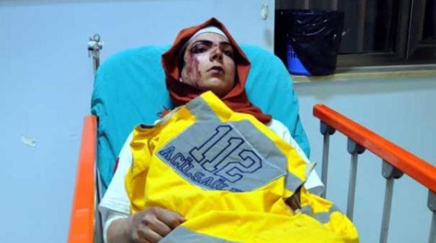 Sağlık görevlilerini levye ile dövdüler