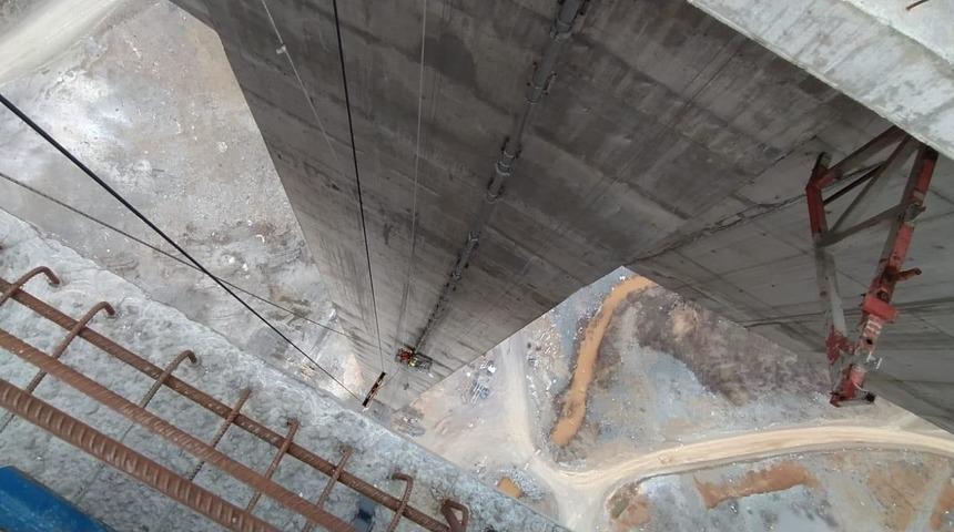 Viyadük inşaatında korku dolu anlar! 120 metre yükseklikte saatlerce asılı kaldılar