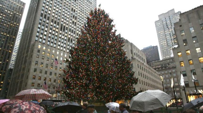 New York'taki Noel ağacı turistlerin ilgi odağı oldu