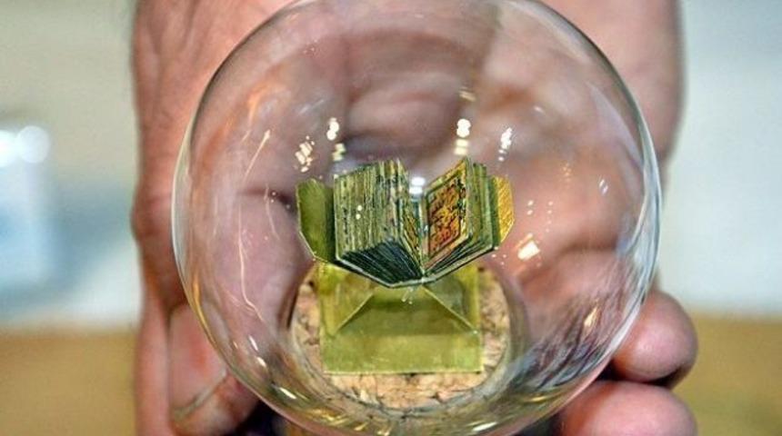 Dünyanın en küçük Kur'an-ı Kerim'ini yazdı