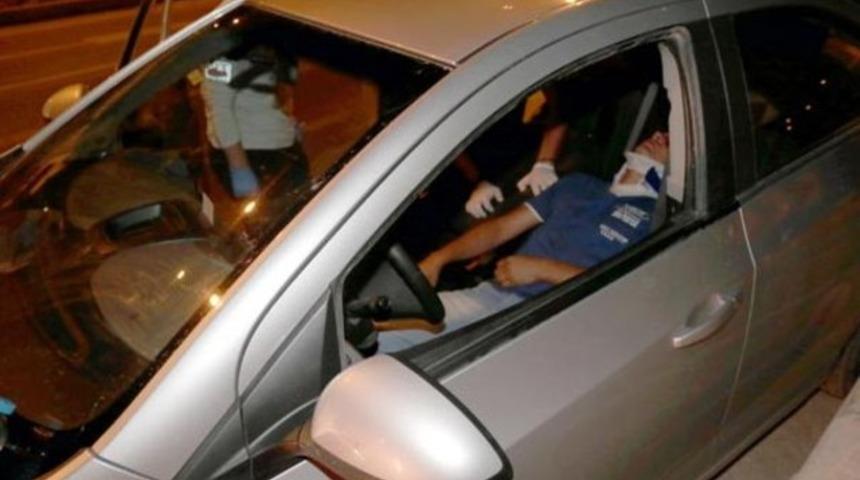 Otomobilin hız sabitleyicisi arızalanınca kaldırıma &ccedil;arptı