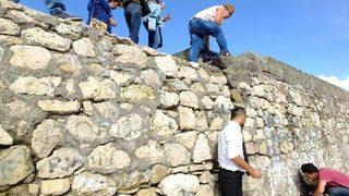 Mendirekten düşen kadın ağır yaralandı