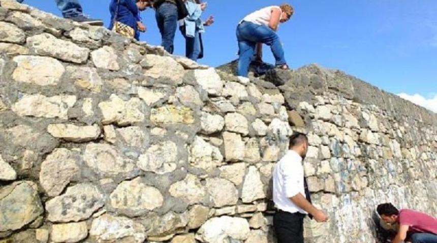 Mendirekten düşen kadın ağır yaralandı