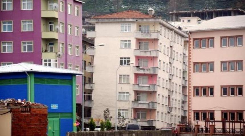 Rize’de her geçen gün eğimi artan binalar korkutuyor
