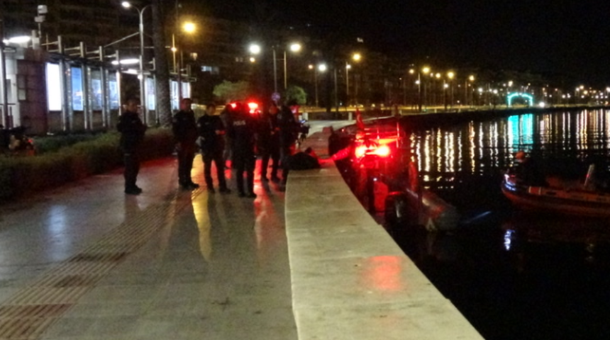 İzmir'de korkun&ccedil; manzara! Balık tutanlar fark etti, denizden ceset &ccedil;ıktı