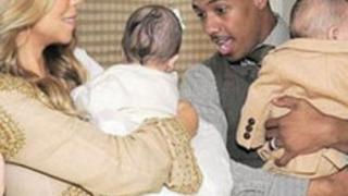 Ünlü Şarkıcı İkizlerini Tanıttı