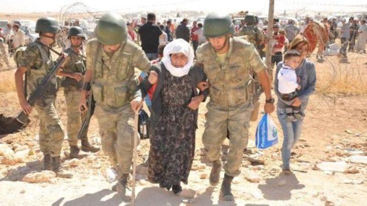 Mehmetçik Türkiye'ye sığınan Suriyelilerin yardımına koştu