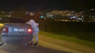 Bursa'da canını hiçe sayıp hızla giden araca tutunan patenli genç yürekleri ağza getirdi