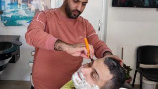 Kahramanmaraşlı berber zam yerine indirim yaptı! 15 günde bir tıraş olanlar kuyruğa girdi: Şovun alemi yok