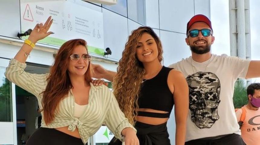 Üç kişilik ilişkisi sosyal medya kariyerinin sonunu getirdi! Şikayetler nedeniyle kapatıldığını iddia etti