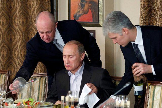 Kasım 2011'de Moskova'da düzenlenen yemekte Putin'in solunda Yevgeni Prigojin görülüyor