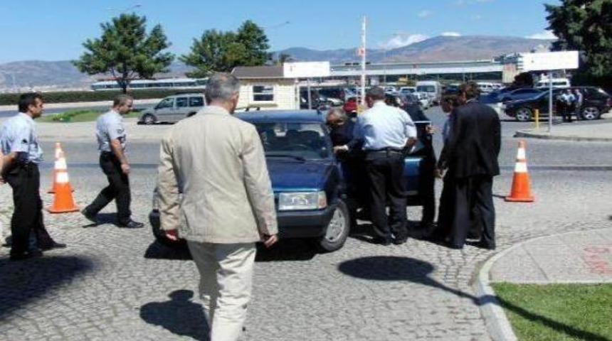 Baykal'ın ziyaretinde şüpheli araç paniği