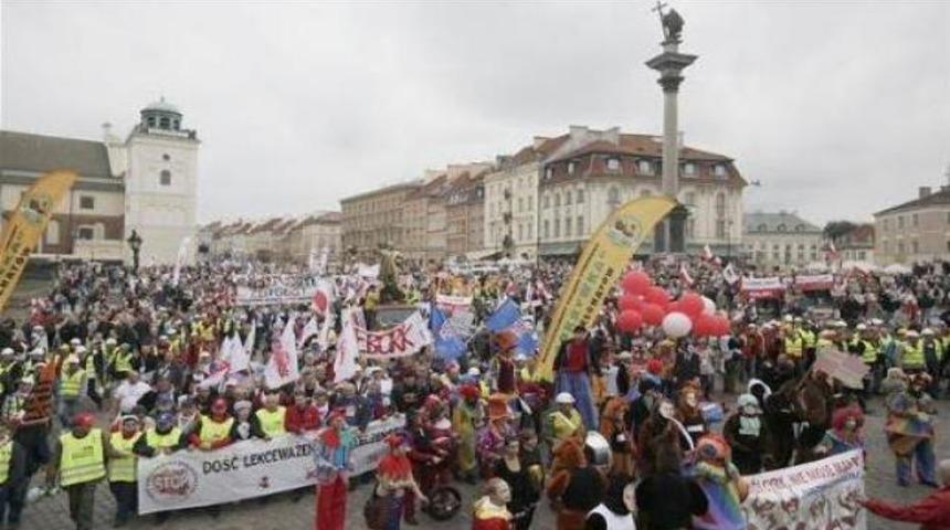 Polonya'da on binlerce işçi sokaklara döküldü