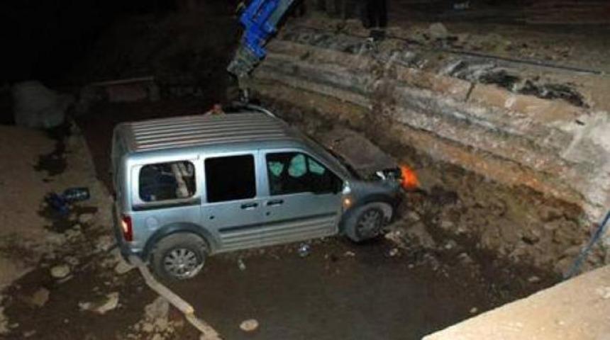 Polis aracı çukura uçtu: 4 yaralı