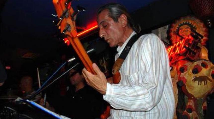 Cenap S&uuml;daş sahnede &ouml;ld&uuml;