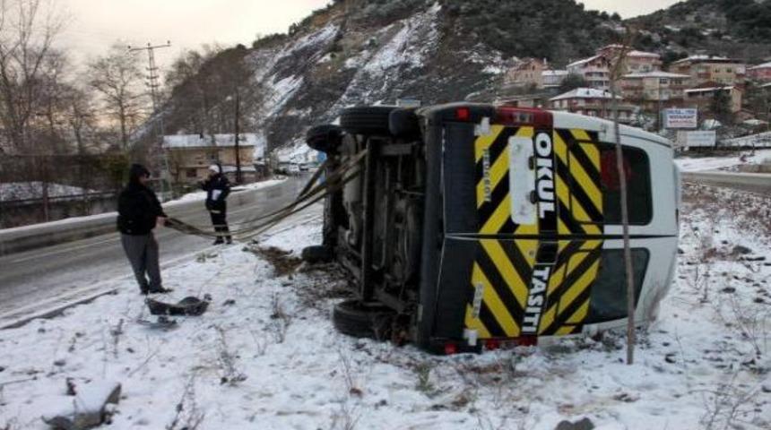 Buzda kayan minibüs devrildi