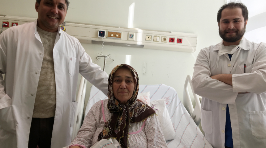 Antalya'da hastanın ince bağırsağı karnına yapıştı: Tespih tanesi gibi dizdik