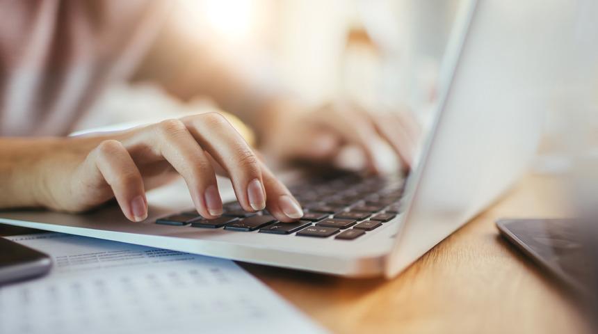 Düğünün öncesinde sevgilisinin bilgisayarında çıplak fotoğraflar buldu! “Cinsel içerikli film oluşturmak için...”