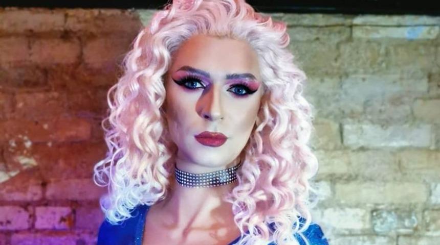 Ukraynalı dansçı silah kuşandı! Direniş çağrısı yapan pozu sosyal medyada olay yarattı