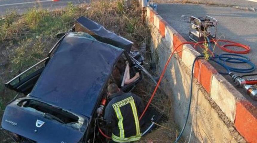 Otomobil akaryakıt istasyonunun duvarına &ccedil;arptı: 4 &ouml;l&uuml;