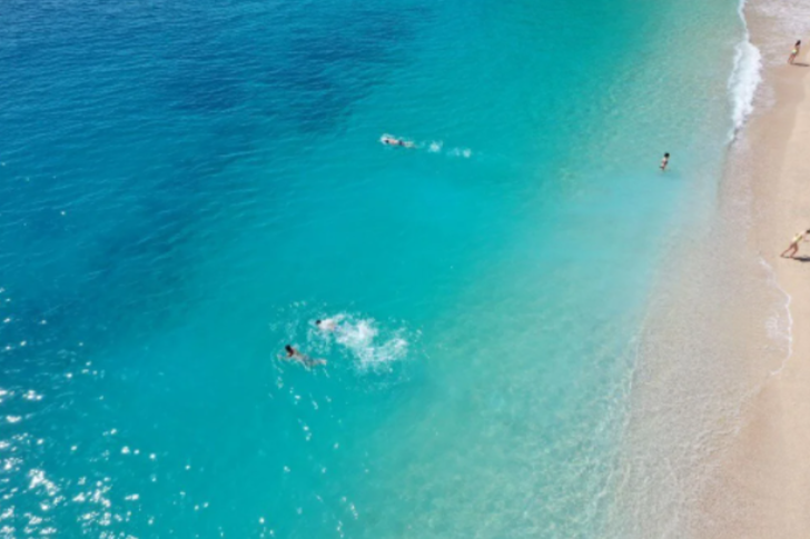 Antalya’nın ünlü Kaputaş Plajı, turistlerin akınına uğradı Sıcaklıkları fırsat bildiler, sezonu açtılar G1