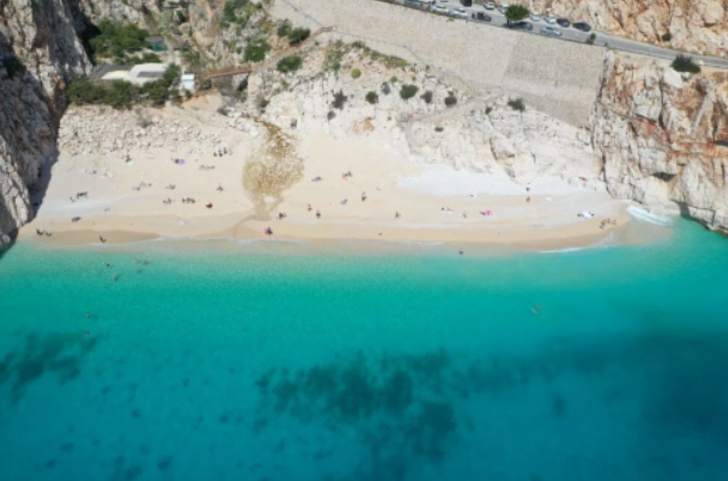 Antalya’nın ünlü Kaputaş Plajı, turistlerin akınına uğradı Sıcaklıkları fırsat bildiler, sezonu açtılar G3