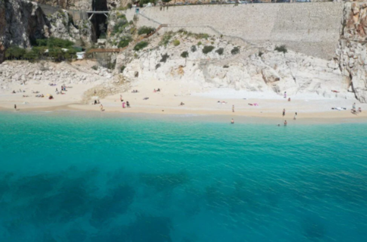 Antalya’nın ünlü Kaputaş Plajı, turistlerin akınına uğradı Sıcaklıkları fırsat bildiler, sezonu açtılar G4