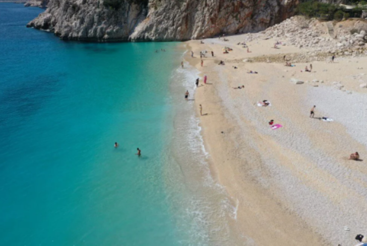 Antalya’nın ünlü Kaputaş Plajı, turistlerin akınına uğradı Sıcaklıkları fırsat bildiler, sezonu açtılar G5