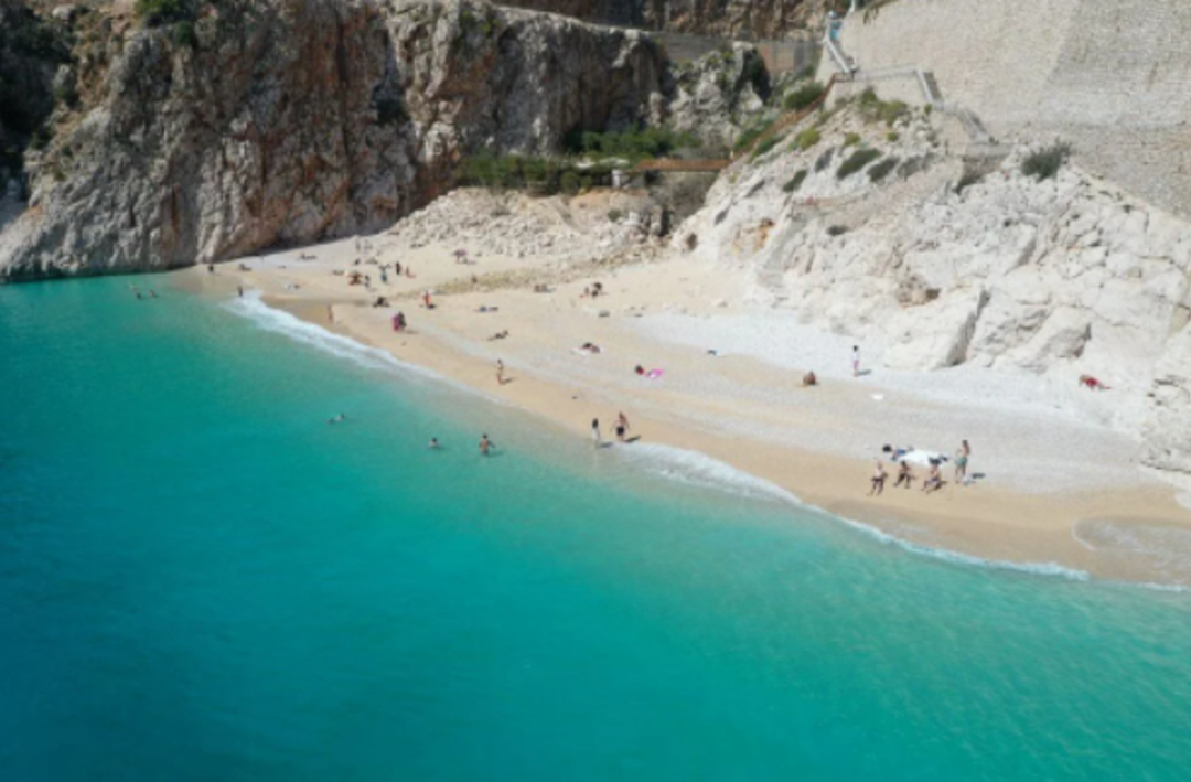 Antalya&rsquo;nın &uuml;nl&uuml; Kaputaş Plajı, turistlerin akınına uğradı Sıcaklıkları fırsat bildiler, sezonu a&ccedil;tılar