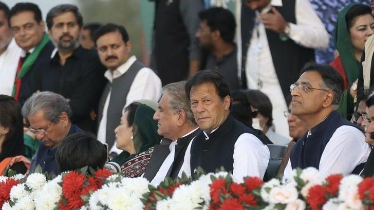 İmran Han: Pakistan başbakanının geleceği tehlikede mi?