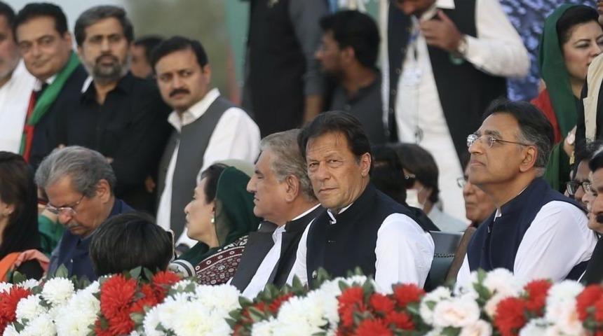 İmran Han: Pakistan başbakanının geleceği tehlikede mi?