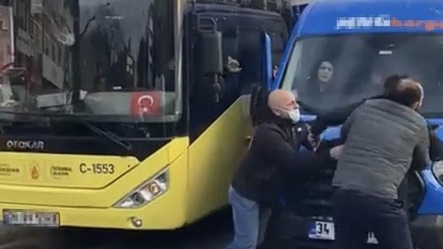 Trafikte İETT sürücüsüyle kargocu tekme tokat kavga etti! Görüntüler anbean kaydedildi