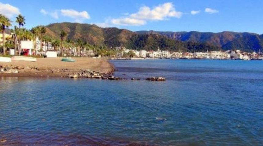 Marmaris’te deniz 3 metre çekildi