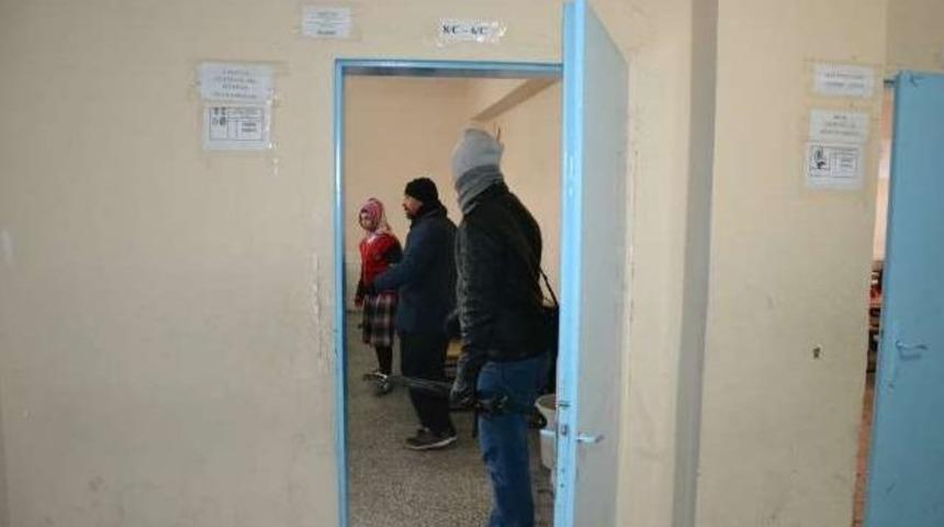 Öğretmen sınıfta bıçaklandı