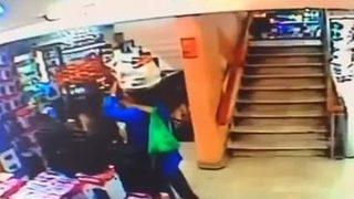 Fatih'te simitçilerin 'bölge' kavgası! O anlar güvenlik kamerasında