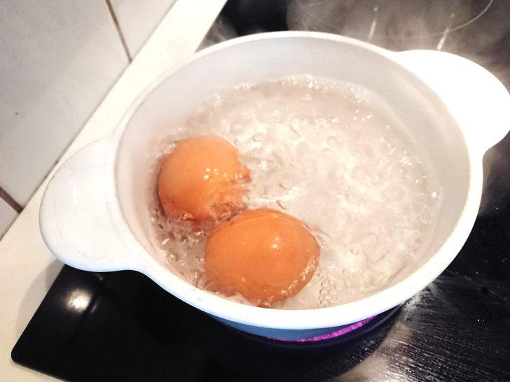 Yumurta haşlarken suyuna ekleyin! İnanamayacaksınız