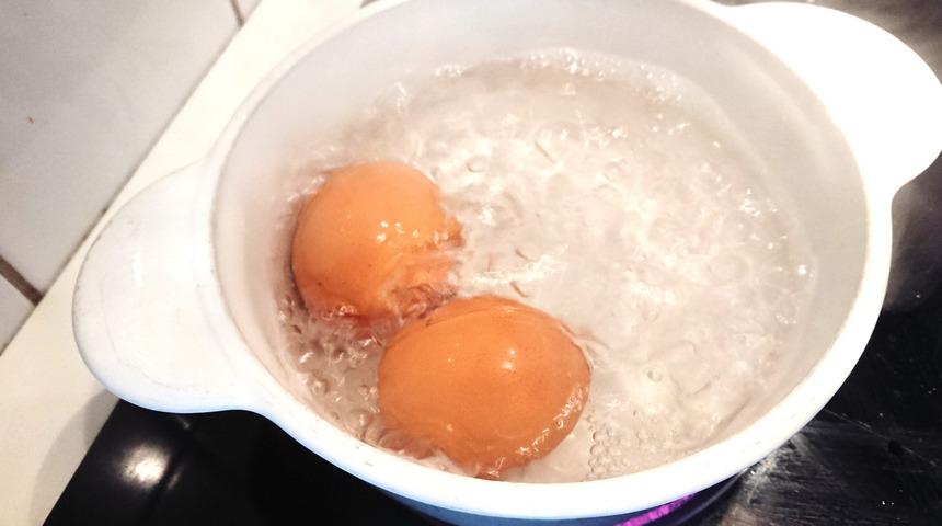 Yumurta haşlarken suyuna ekleyin! İnanamayacaksınız