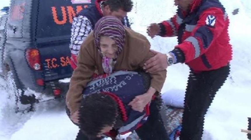 Köyde mahsur kalan hastaya UMKE ulaştı
