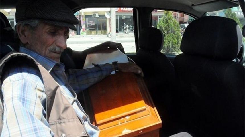 Oğlunun cenazesini taksiyle götürdü