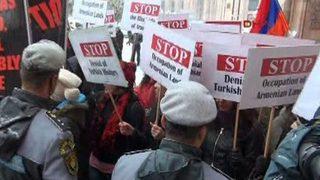 Dışişleri Bakanı Ahmet Davutoğlu'na Erivan'da protesto