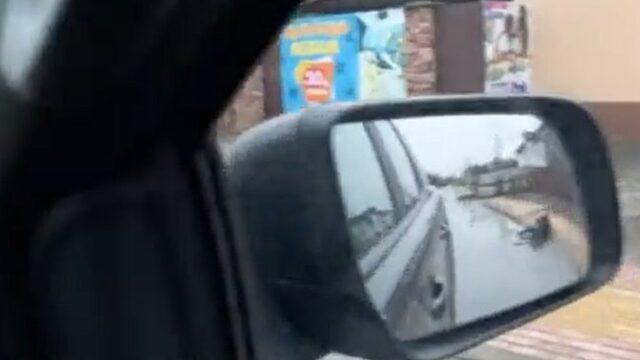 Videoda bir ceset, hareket halindeki aracın kanat aynasından görülüyor