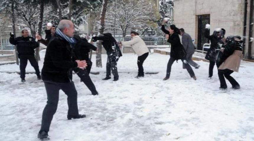 Kaymakamı kartopu yağmuruna tuttular