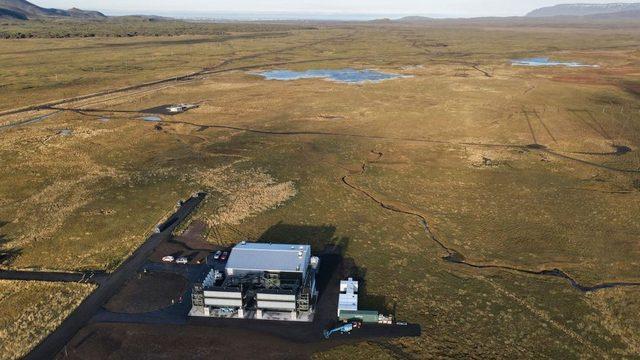 İzlanda'da atmosferdeki karbondioksiti çeken ve bunu katılaştırıp kayalar halinde depolayan bir tesis