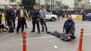 Tekerlekli sandalyede dehşet! Eski eşine hayatı zindan etti: Duruşmadan çıkıp silahla saldırdı 