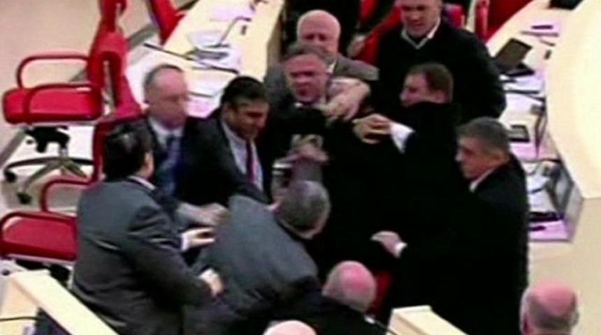 Meclis 'el işareti' yüzünden karıştı