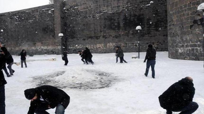 Diyarbakır'da sendikacılar polisle kartopu oynadı