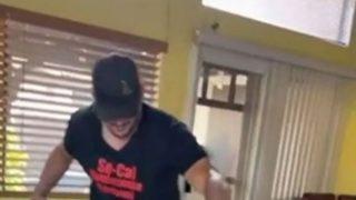 Uyumak için başını yastığa koydu! 7 metrelik yılanı görünce korkudan ne yapacağını şaşırdı