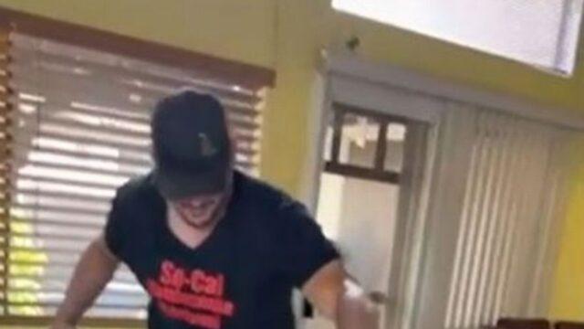 Uyumak için başını yastığa koydu! 7 metrelik yılanı görünce korkudan ne yapacağını şaşırdı