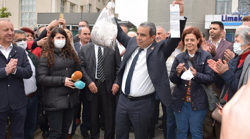 Elektriği kesilmişti! CHP Bursa İl Başkanlığı, faturayı 5 TL'lik destelerle ödedi