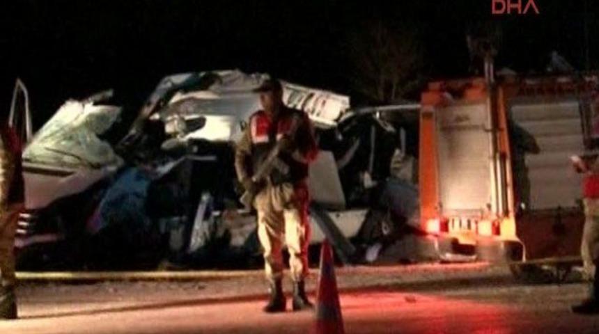 Öğretmenleri taşıyan servis TIR'la çarpıştı: 6 ölü, 5 yaralı